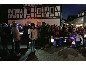 Sankt Martin Laternenumzug durch die Stadt (Foto: Karl-Franz Thiede)